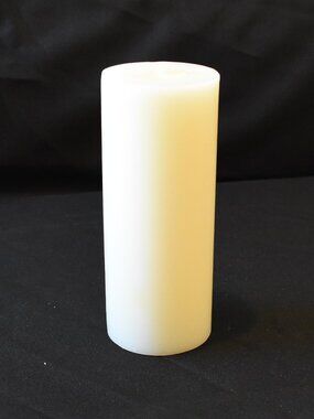 C37106 PartyLite  White Gardenia Pillar Candle in Box